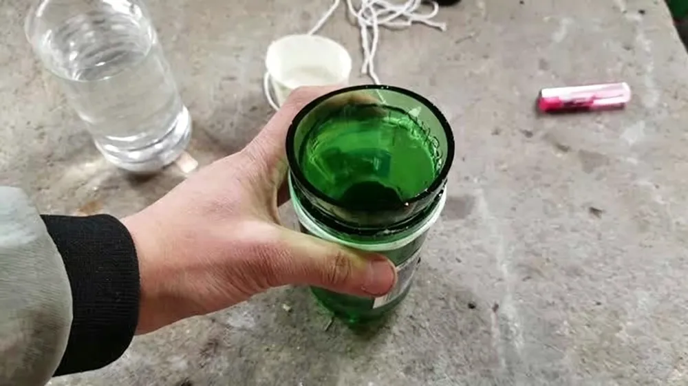 Use coarse sandpaper for sanding the edges of the glass